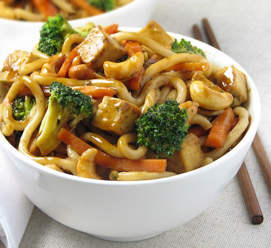 Tofu and cashew chow mein